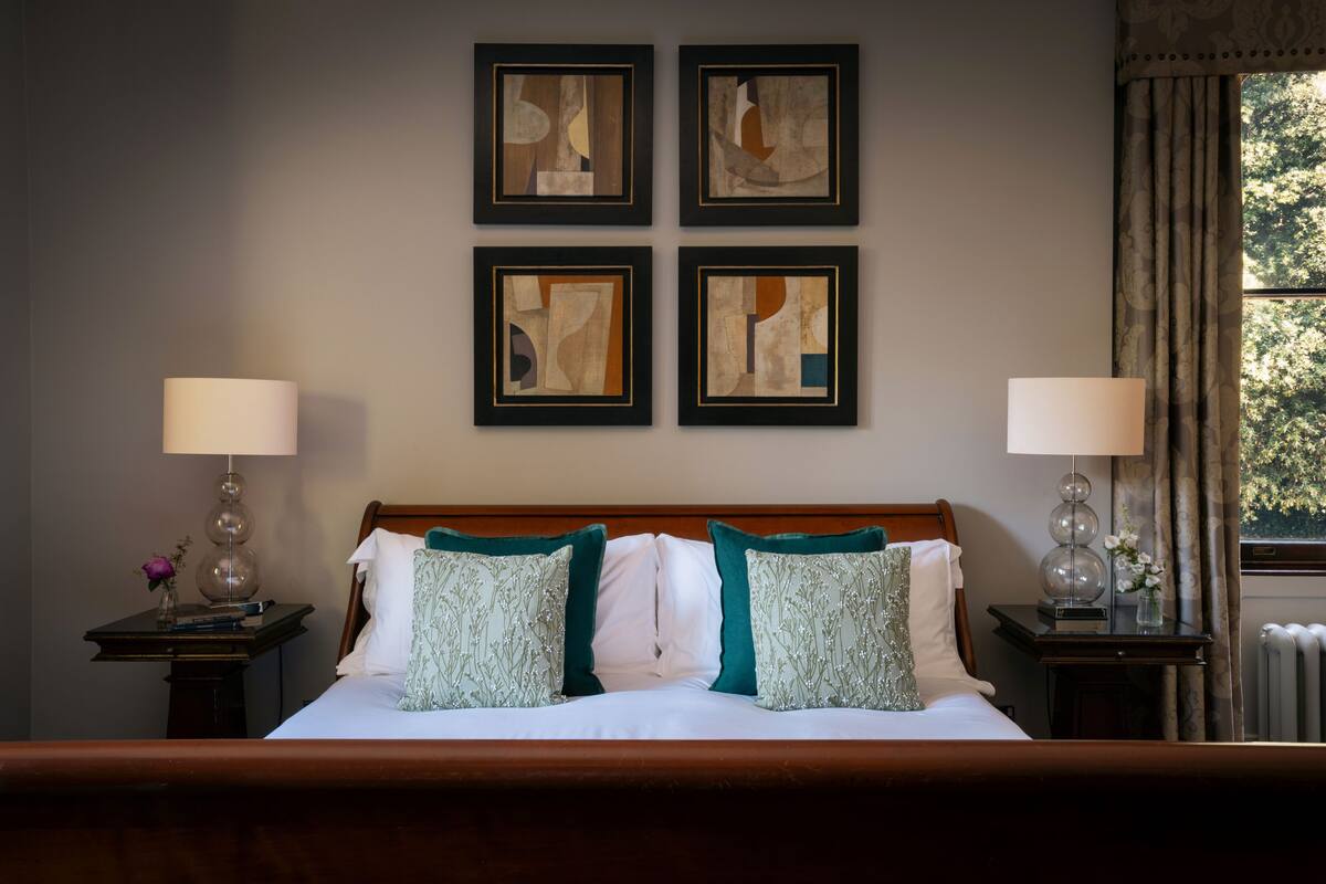 Feature Room | In-room safe, desk, laptop workspace, iron/ironing board