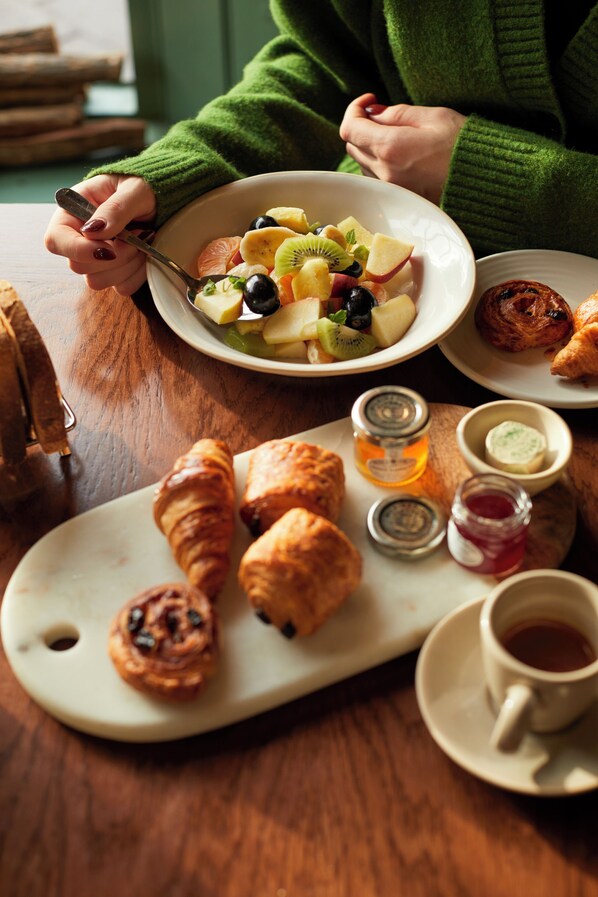 Petit déjeuner complet servi tous les jours en supplément