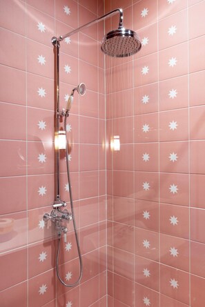 Elite-Zimmer | Badezimmer | Dusche, Haartrockner, Handtücher, Toilettenpapier