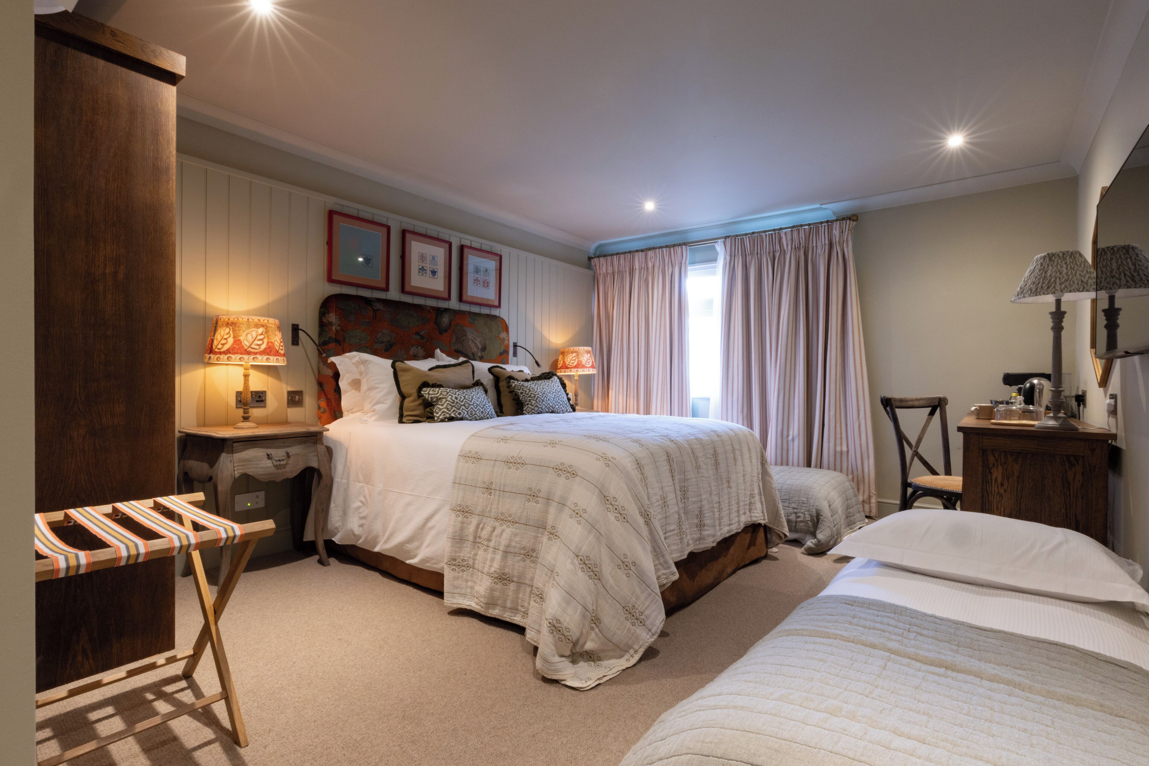 Chambre Confort | Literie de qualité supérieure, coffres-forts dans les chambres, bureau