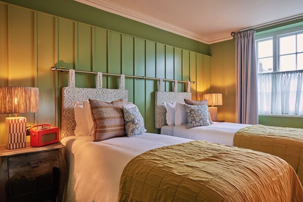 华丽客房 | 高档床上用品、客房内保险箱、办公桌、隔音