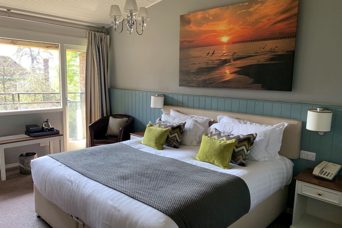 standard double room, 1 bedroom | premium bedding, desk, soundproofing, iron/ironing board