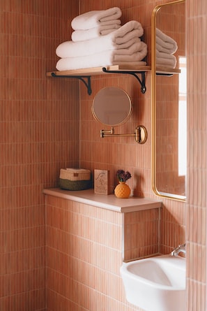 Chambre Design | Salle de bain | Douche, sèche-cheveux, serviettes fournies, papier toilette