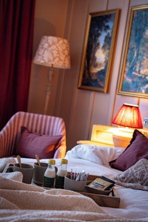 Elite Room | Bathroom | Combined shower/tub, free toiletries, hair dryer, towels