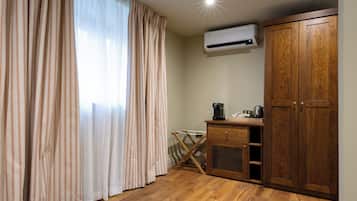 Exclusive-huone | Ylelliset vuodevaatteet, tallelokero huoneessa, työpöytä, äänieristys