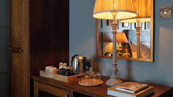 Habitación básica doble | Ropa de cama de alta calidad y caja de seguridad en la habitación