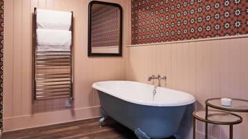 Design Room - Fancy | Bathroom | Shower, hair dryer, towels, toilet paper