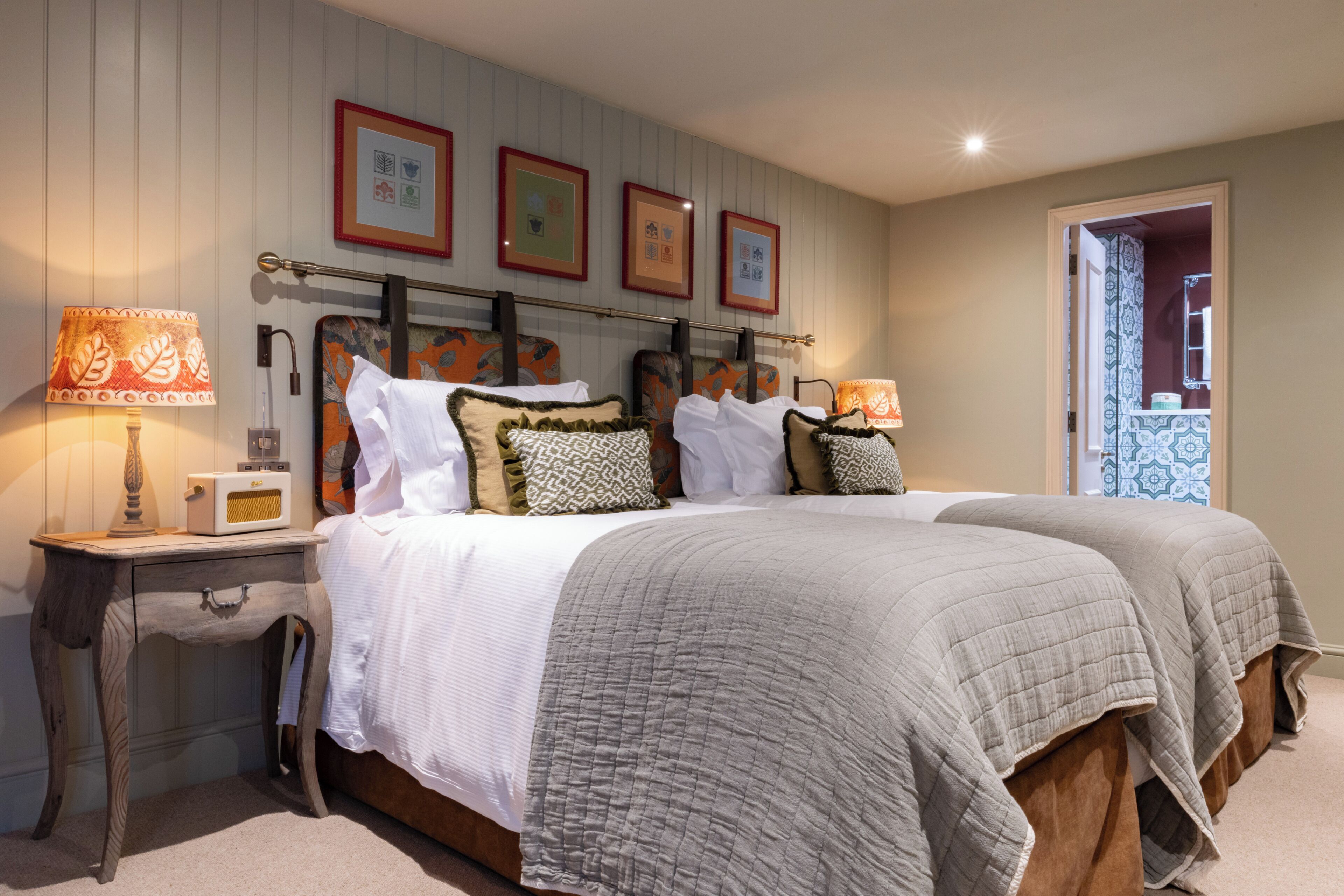 Kamar Deluks | Seprai premium, brankas, meja kerja, dan kedap suara