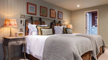 Kamar Deluks | Seprai premium, brankas, meja kerja, dan kedap suara