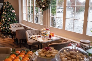 Se sirven desayunos y cocina europea moderna; con mesas al aire libre