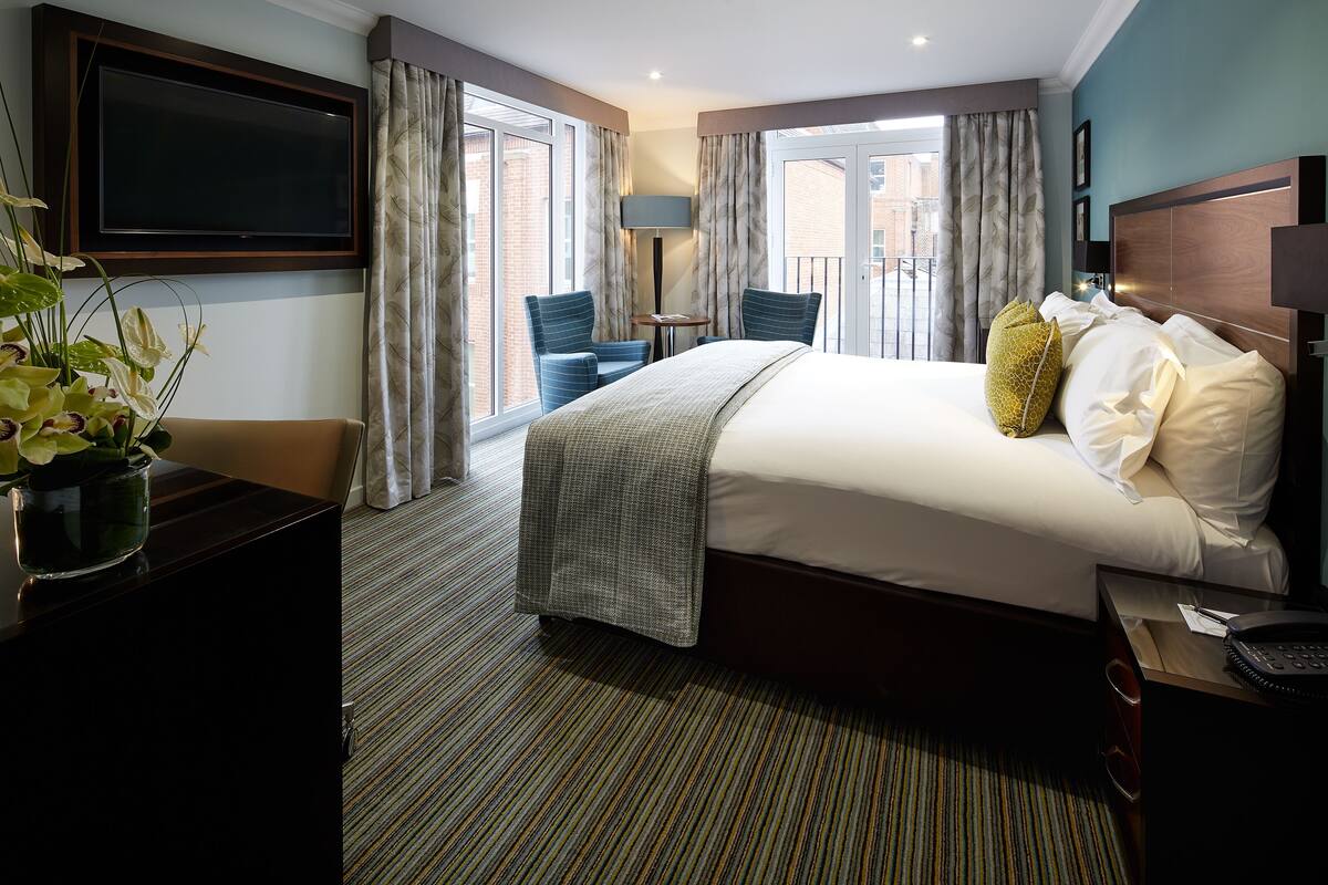 Club Double Room | Hypo-allergenic bedding available, in-room safe, desk, laptop workspace