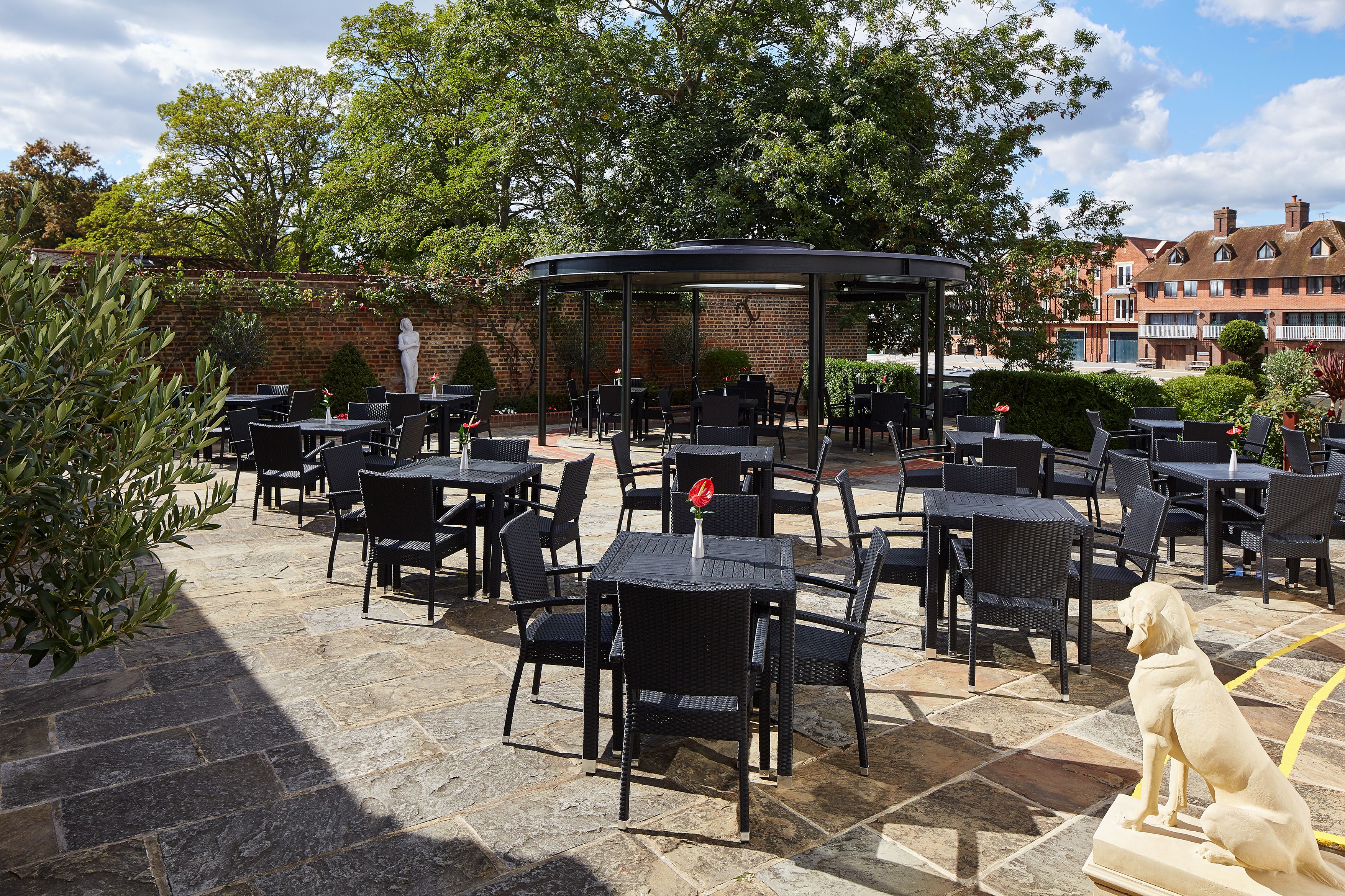 Melayani sarapan, makan siang, makan malam; dengan santap malam alfresco