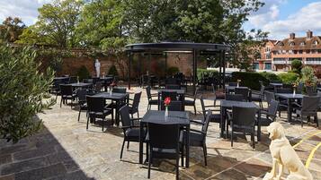 Se sirven desayunos y cocina europea moderna; con mesas al aire libre