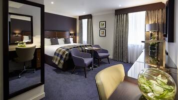 Ropa de cama hipoalergénica y caja de seguridad en la habitación