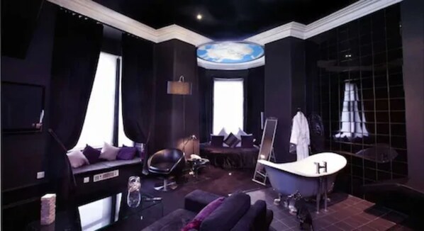 Bureau, fer et planche à repasser, Wi-Fi gratuit, draps fournis