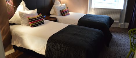 Escritorio, tabla de planchar con plancha, wifi gratis y ropa de cama