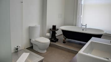 Executive Room | Bathroom | Deep-soaking bathtub, free toiletries, hair dryer, towels