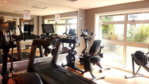 A gym with treadmills, stationary bikes, and elliptical machines. - Fairfield House - Ayr (Ayr)