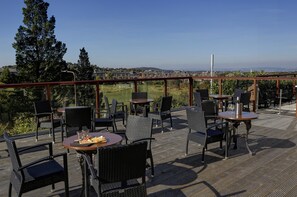 Petit-déjeuner, déjeuner et dîner servis sur place, vue sur le jardin