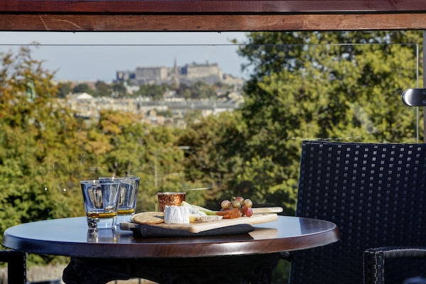 Breakfast, lunch, dinner served; British cuisine, garden views