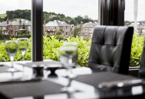 Aperto a colazione e pranzo, cucina britannica, con vista sul giardino 