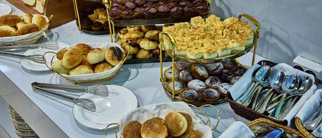 Un buffet proposant une variété de produits de boulangerie et d’ustensiles.
