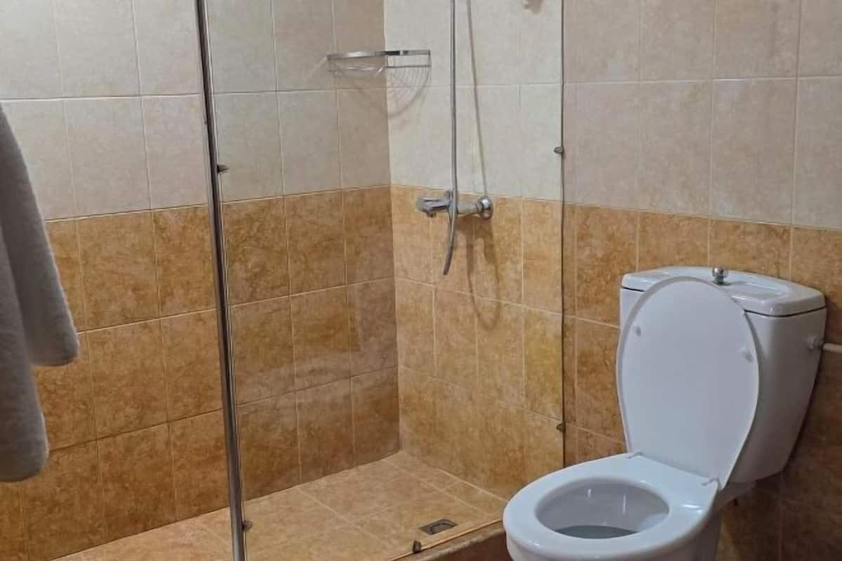 Baño | Artículos de higiene personal gratuitos, secador de pelo y albornoces