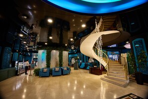 2 restaurantes, café da manhã, culinária do Leste europeu