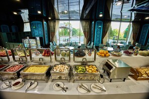 Free daily buffet breakfast