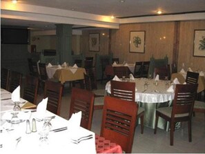 Dining - Lincoln Suites (Caracas)