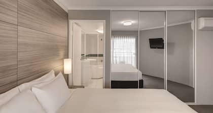 Adina Serviced Apartments Canberra James Court