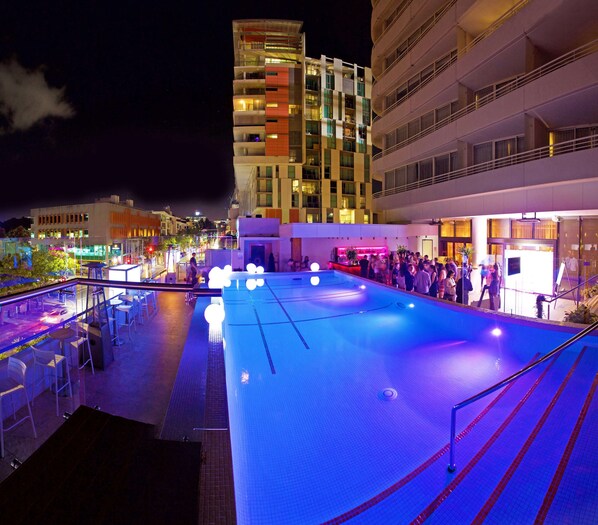 2 bars/lounges, cocktail bar