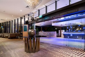 2 bars/lounges, cocktail bar