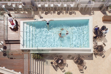 Outdoor pool. Rydges South Bank