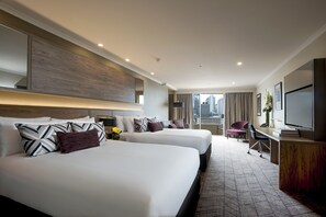 Deluxe Twin Room | Minibar, in-room safe, desk, laptop workspace - Rydges South Bank (South Brisbane)