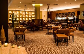 2 bars/lounges, cocktail bar