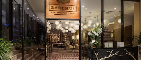 Se sirven desayunos, comidas, cenas y cocina local