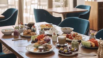 Petit déjeuner et déjeuner servis sur place, spécialités Cuisine locale