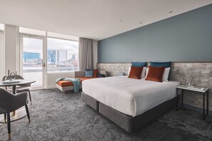 Zimmersafe, individuell eingerichtet, Schreibtisch