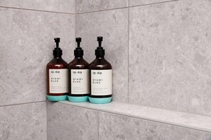 Combined shower/tub, hair dryer, towels - Chifley on South Terrace (Adelaide)