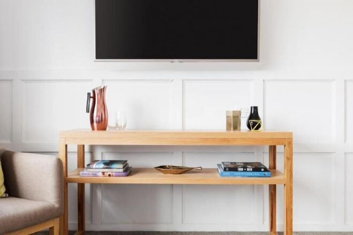 Wohnbereich | 50-Zoll-Fernseher mit Kabelempfang