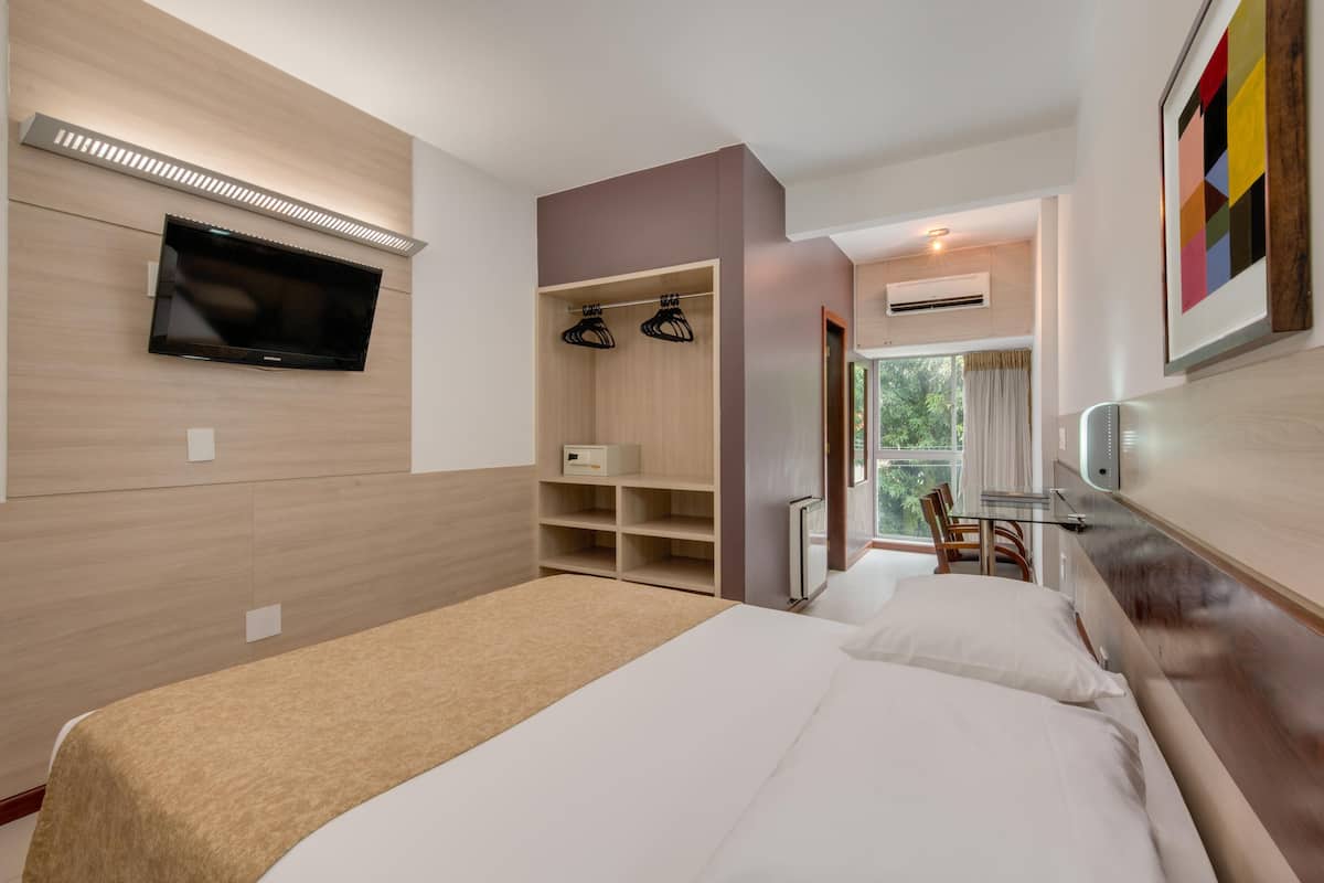 Standard Casal | Minibar, in-room safe, desk, blackout drapes