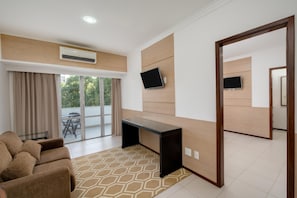 Een 32-inch lcd-televisie met kabelzenders en een televisie