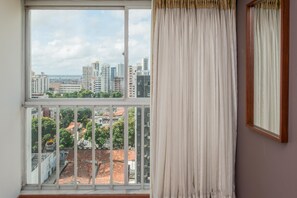 Minibar, caixa forta a l'habitació, escriptori i cortines opaques 
