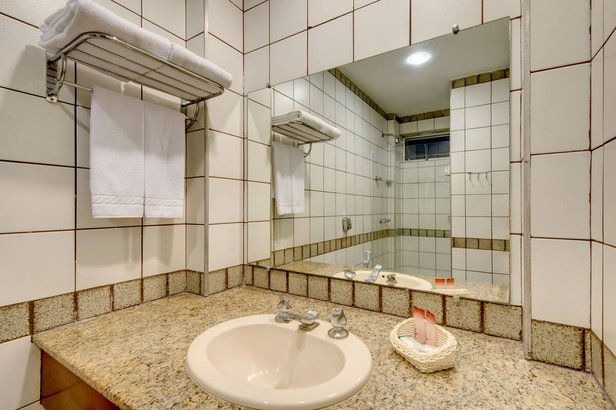 Douche, douche à « effet pluie », articles de toilette de luxe