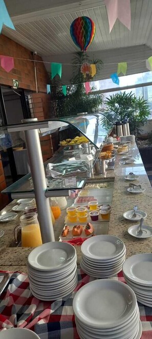 Daily buffet breakfast (BRL 25 per person)