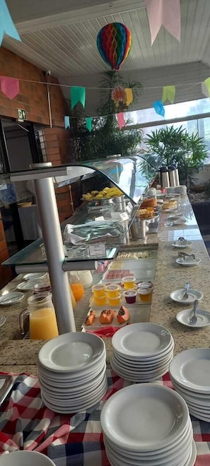 Daily buffet breakfast (BRL 25 per person)