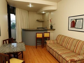 32-inch LCD TV with satellite channels, TV - Cheverny Apart Hotel (Belo Horizonte)