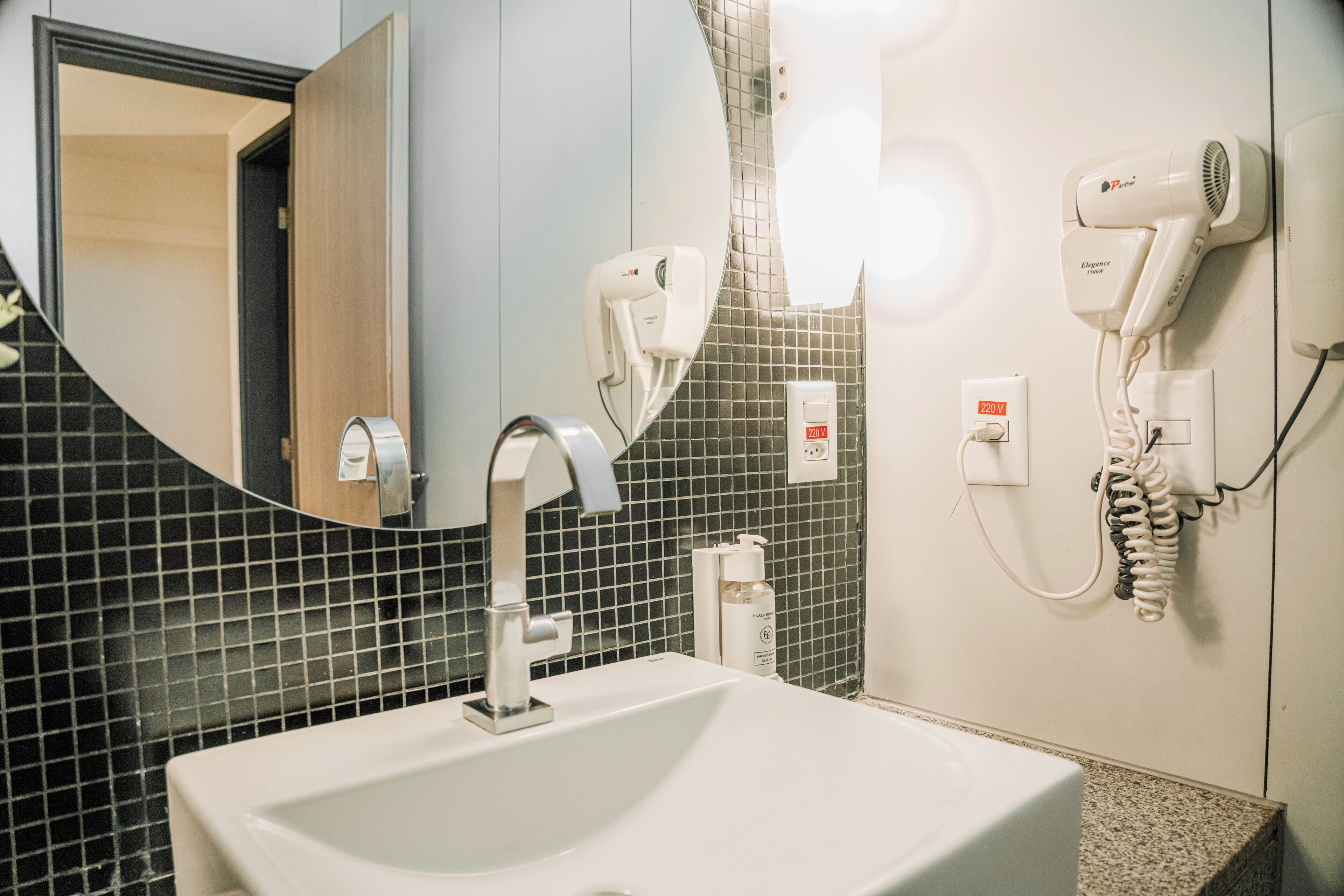 superior duplo com vista cidade | bathroom | shower, free toiletries, hair dryer, towels