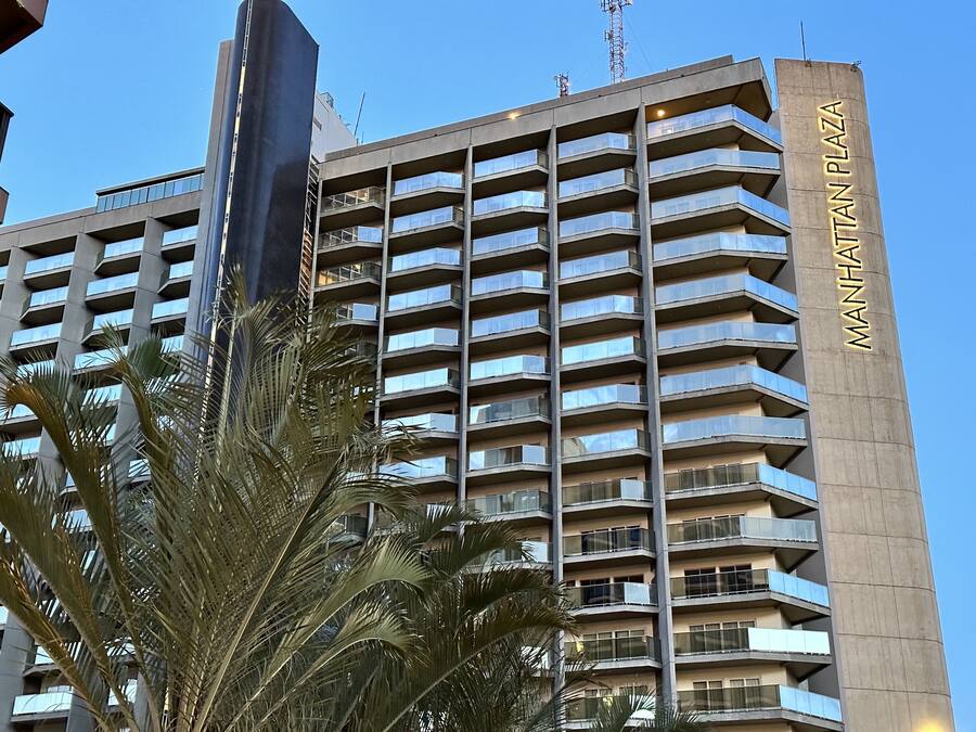 Fachada da propriedade à noite